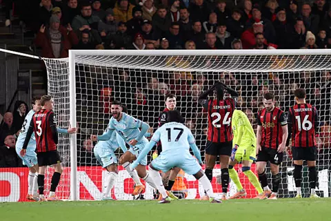 بهدف في الدقيقة 90.. بيرنلي يجبر بورنموث على التعادل في الدوري الإنجليزي